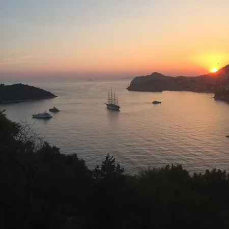 Πανσιόν And Sveti Jakov 3*