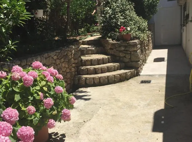 Gostinjska kuća And Sveti Jakov 3*